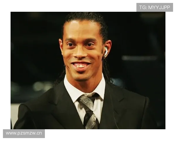 刚看到罗纳尔迪尼奥家餐桌，盘子看着比我这辈子存款还贵